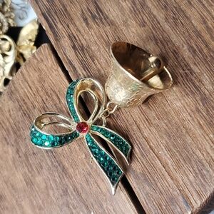 B806 vintage‎ working christmas bell brooch stunning crystal collection